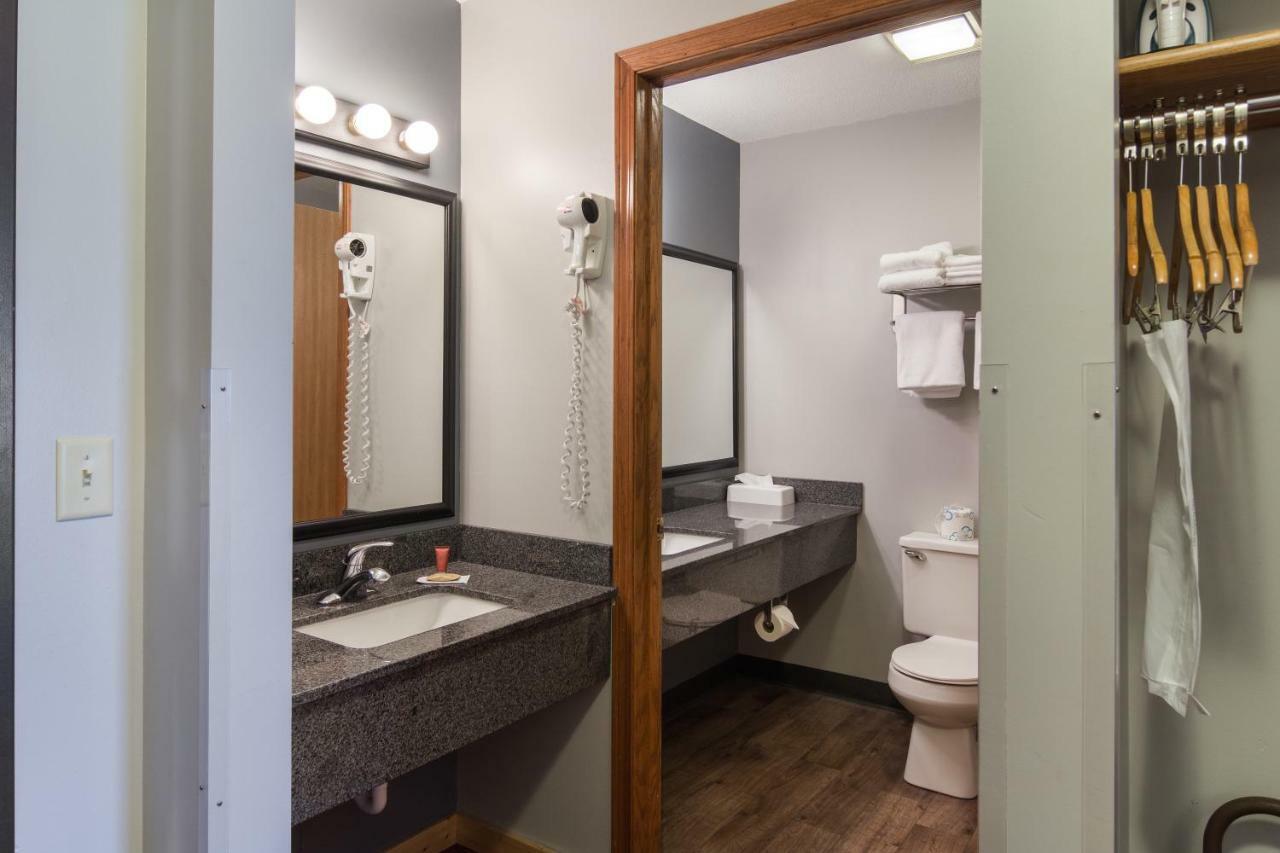 Boarders Inn & Suites By Cobblestone Hotels Superior Exterior foto