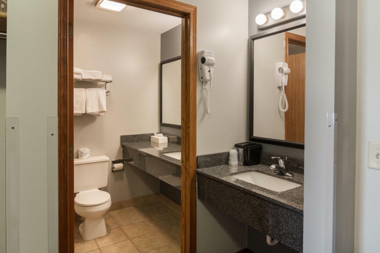 Boarders Inn & Suites By Cobblestone Hotels Superior Exterior foto